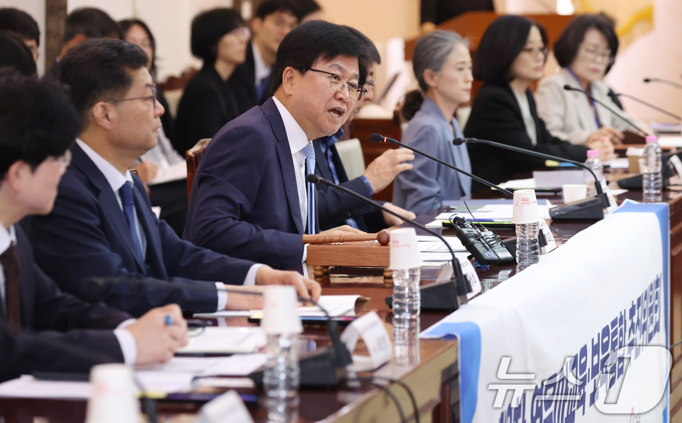 (서울=뉴스1) 김명섭 기자 = 최교진 교육부 장관이 17일 오전 서울 종로구 세종대로 정부서울청사에서 열린 제6차 영유아교육·보육통합 추진위원회에서 모두 발언을 하고 있다. 이날 …