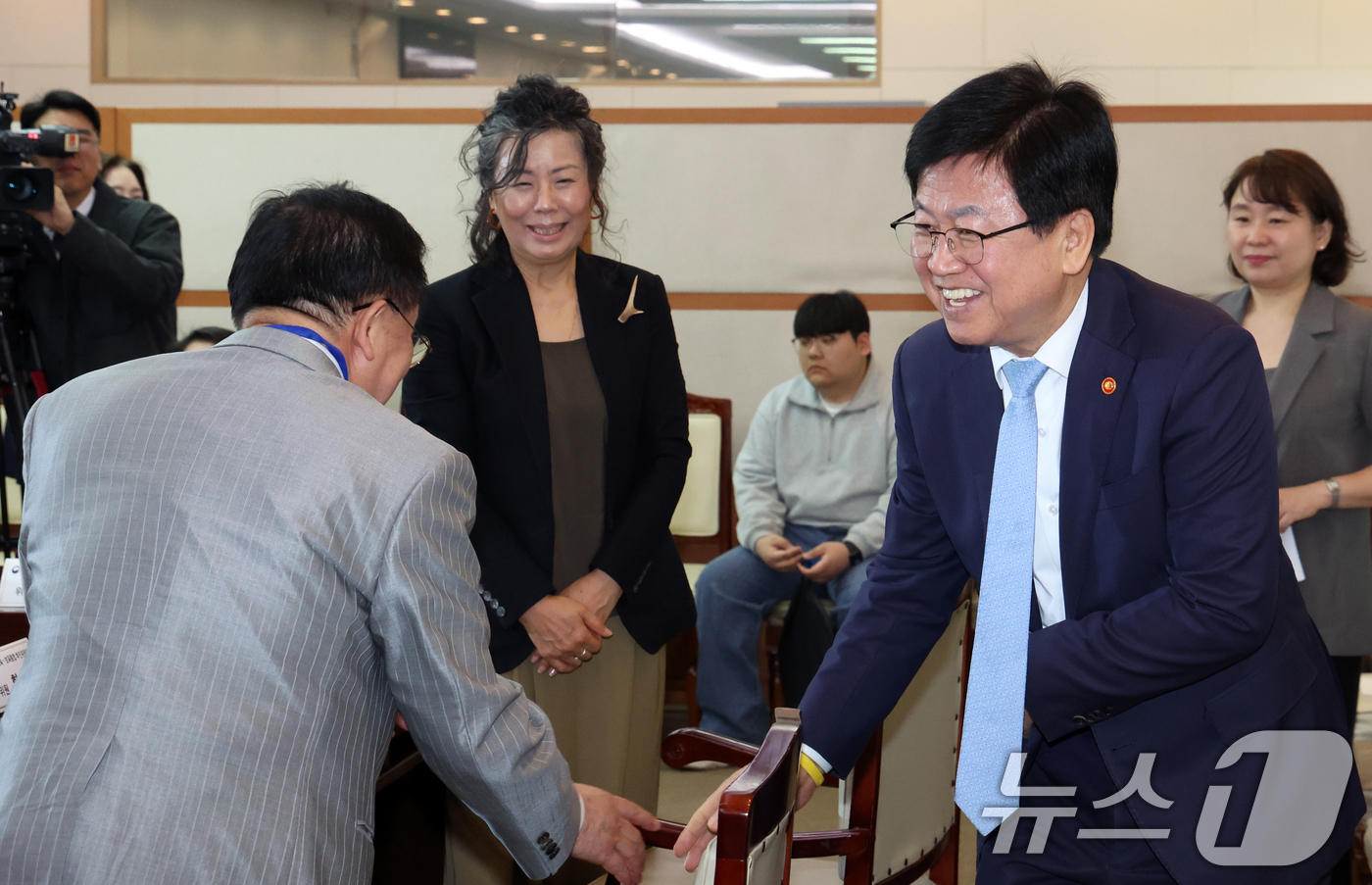 (서울=뉴스1) 김명섭 기자 = 최교진 교육부 장관이 17일 오전 서울 종로구 세종대로 정부서울청사에서 열린 제6차 영유아교육·보육통합 추진위원회에서 참석자들과 인사를 하고 있다. …