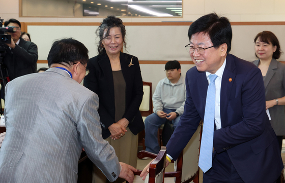 참석자들과 인사하는 최교진 장관