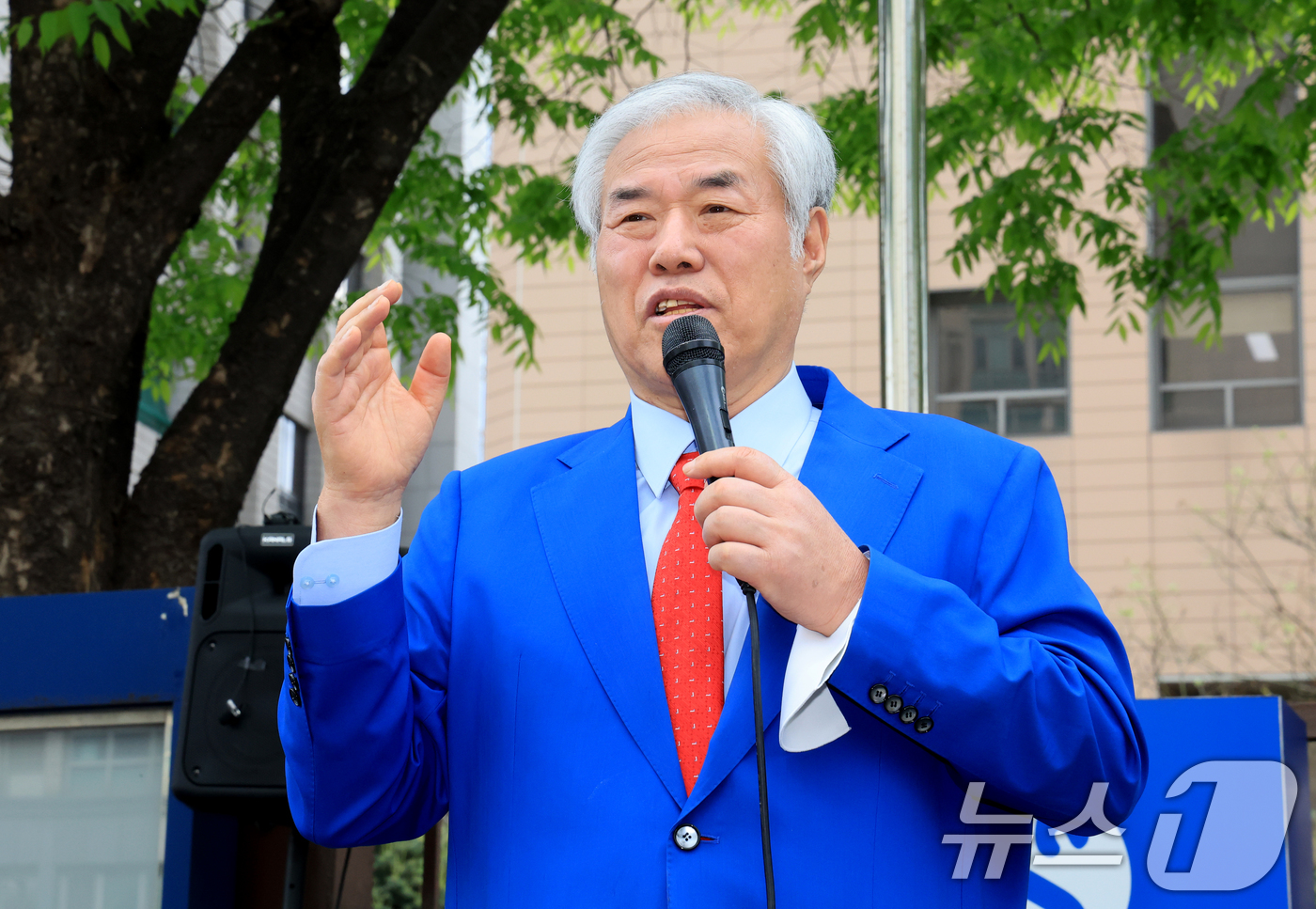 (서울=뉴스1) 이호윤 기자 = 서울서부지법 난동 사태 배후로 지목돼 수건조물침입교사 혐의 등으로 기소된 전광훈 사랑제일교회 목사가 17일 서울 마포구 서울서부지법에서 열린 재판에 …