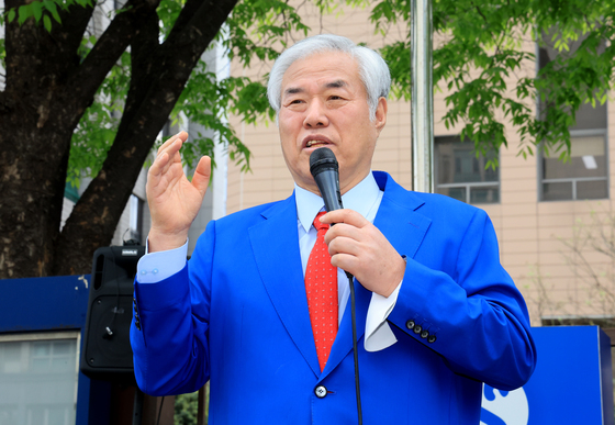 전광훈 "오줌도 내 힘으로 못싸, 난 중환자"…보석 석방 첫 법원 출석