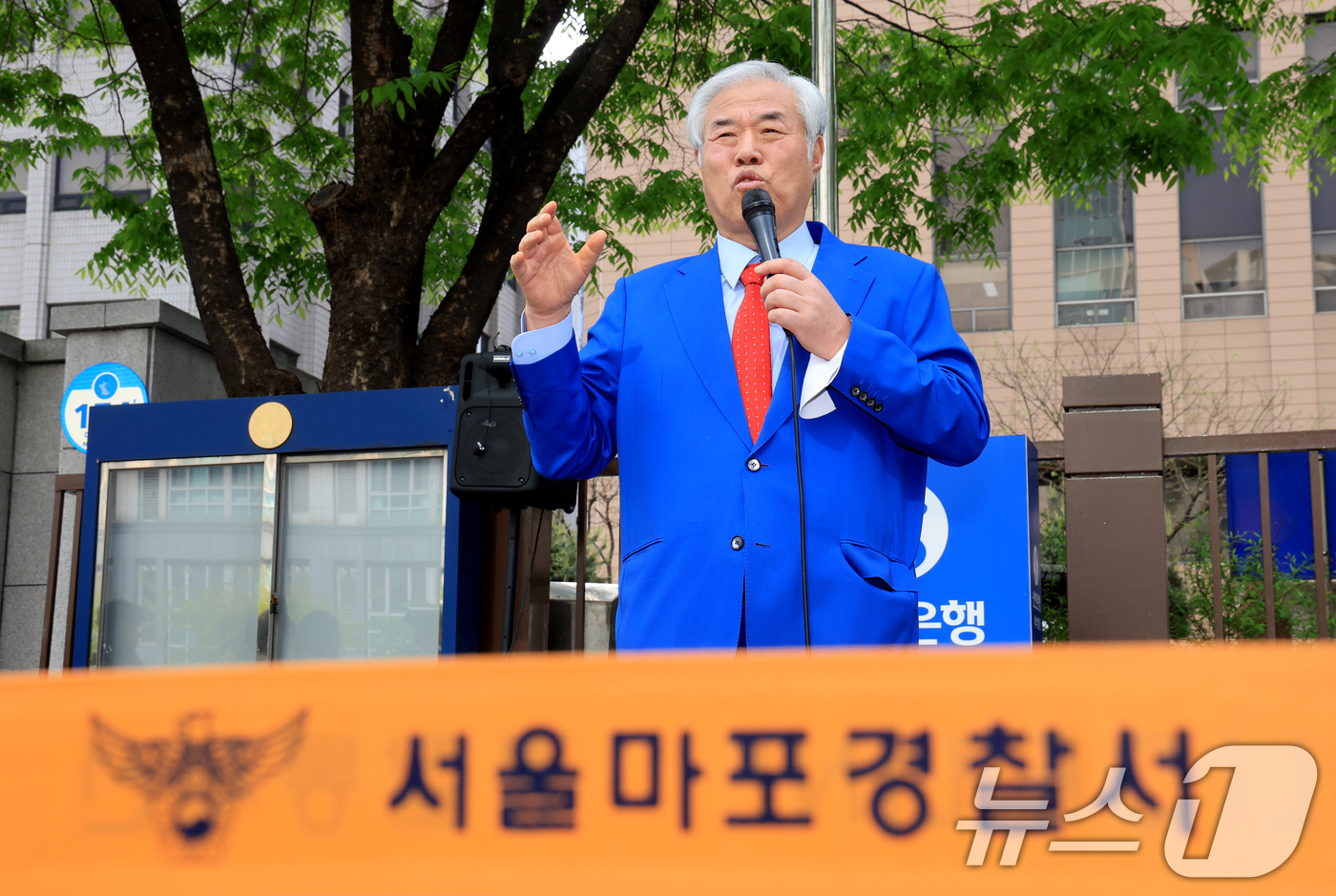 (서울=뉴스1) 이호윤 기자 = 서울서부지법 난동 사태 배후로 지목돼 수건조물침입교사 혐의 등으로 기소된 전광훈 사랑제일교회 목사가 17일 서울 마포구 서울서부지법에서 열린 재판에 …