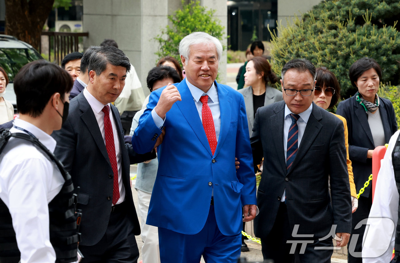 (서울=뉴스1) 이호윤 기자 = 서울서부지법 난동 사태 배후로 지목돼 수건조물침입교사 혐의 등으로 기소된 전광훈 사랑제일교회 목사가 17일 서울 마포구 서울서부지법에서 열린 재판에 …