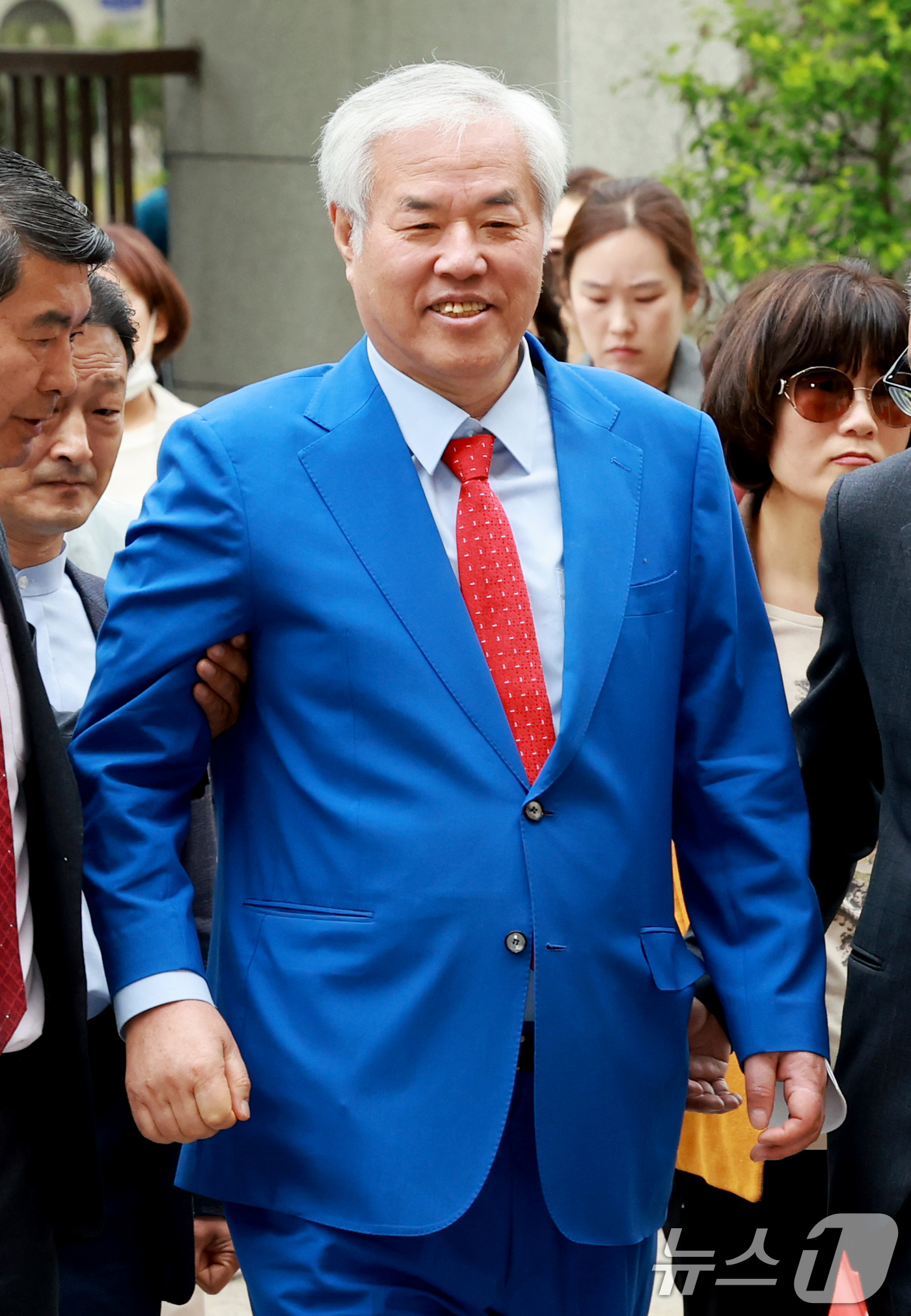 (서울=뉴스1) 이호윤 기자 = 서울서부지법 난동 사태 배후로 지목돼 수건조물침입교사 혐의 등으로 기소된 전광훈 사랑제일교회 목사가 17일 서울 마포구 서울서부지법에서 열린 재판에 …