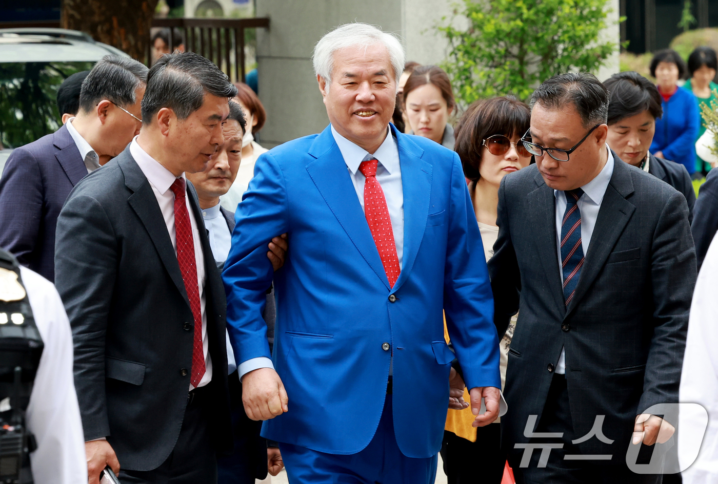 (서울=뉴스1) 이호윤 기자 = 서울서부지법 난동 사태 배후로 지목돼 수건조물침입교사 혐의 등으로 기소된 전광훈 사랑제일교회 목사가 17일 서울 마포구 서울서부지법에서 열린 재판에 …