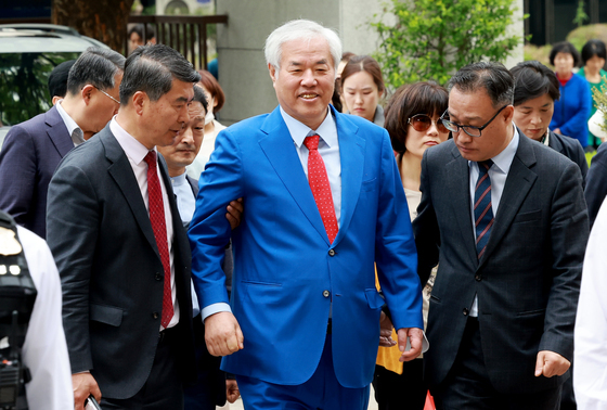 부축받으며 출석하는 전광훈 목사