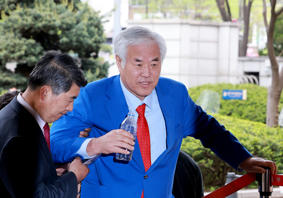 부축받으며 서부지법 들어서는 전광훈 목사