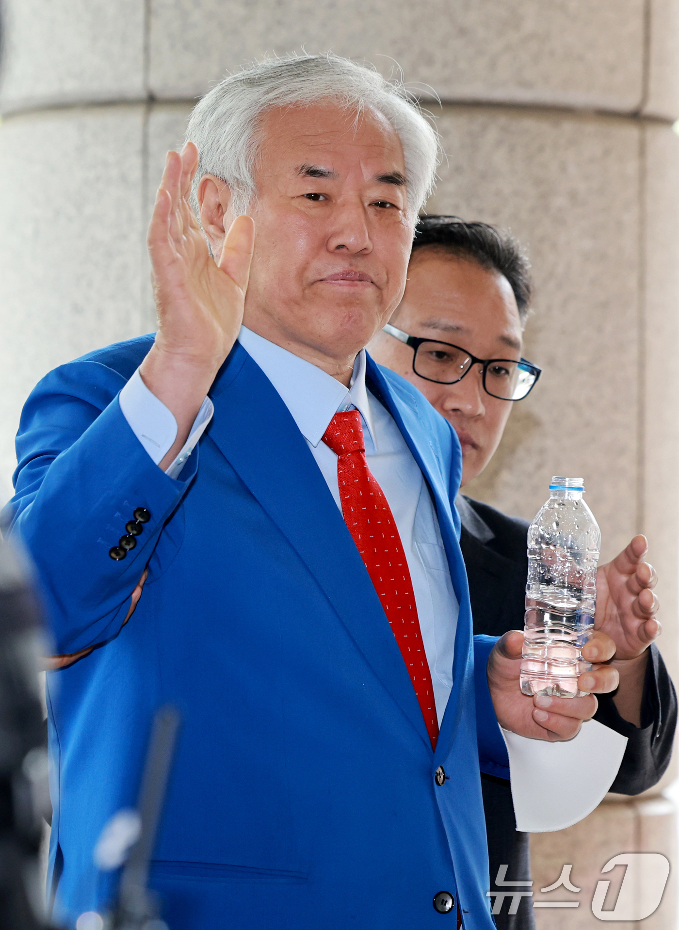 (서울=뉴스1) 이호윤 기자 = 서울서부지법 난동 사태 배후로 지목돼 수건조물침입교사 혐의 등으로 기소된 전광훈 사랑제일교회 목사가 17일 서울 마포구 서울서부지법에서 열린 재판에 …