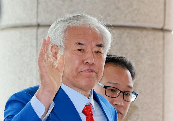 취재진에게 손 흔들며 출석하는 전광훈 목사