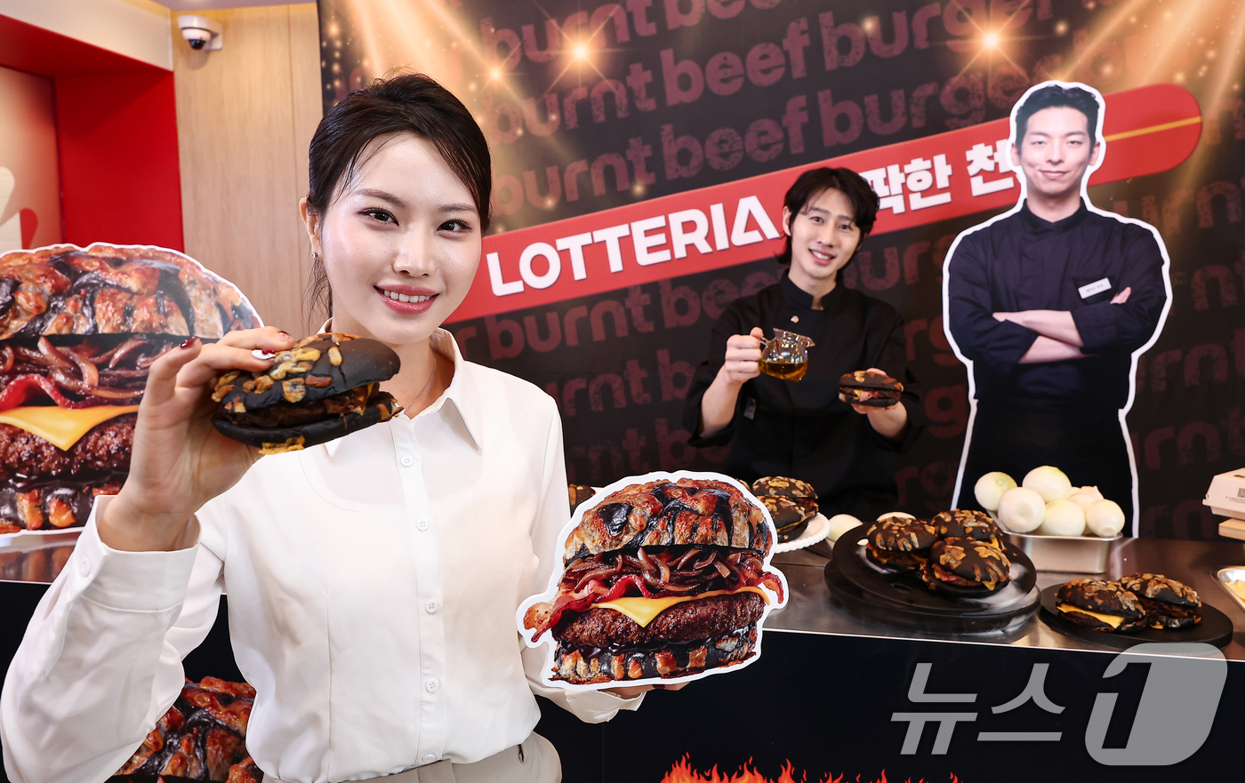 (서울=뉴스1) 김도우 기자 = 17일 서울 용산구 롯데리아 숙대입구역점에서 모델들이 롯데리아와 이찬양 셰프가 협업해 출시한 번트 비프버거를 소개하고 있다. 2026.4.17/뉴스 …