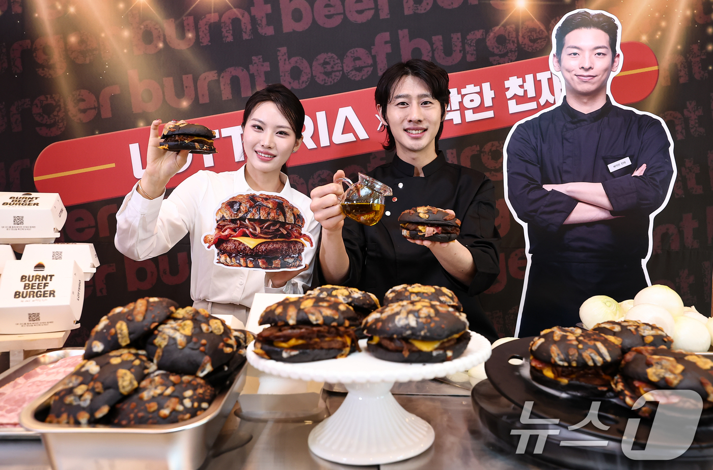 (서울=뉴스1) 김도우 기자 = 17일 서울 용산구 롯데리아 숙대입구역점에서 모델들이 롯데리아와 이찬양 셰프가 협업해 출시한 번트 비프버거를 소개하고 있다. 2026.4.17/뉴스 …