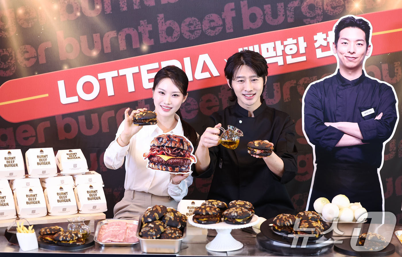 (서울=뉴스1) 김도우 기자 = 17일 서울 용산구 롯데리아 숙대입구역점에서 모델들이 롯데리아와 이찬양 셰프가 협업해 출시한 번트 비프버거를 소개하고 있다. 2026.4.17/뉴스 …