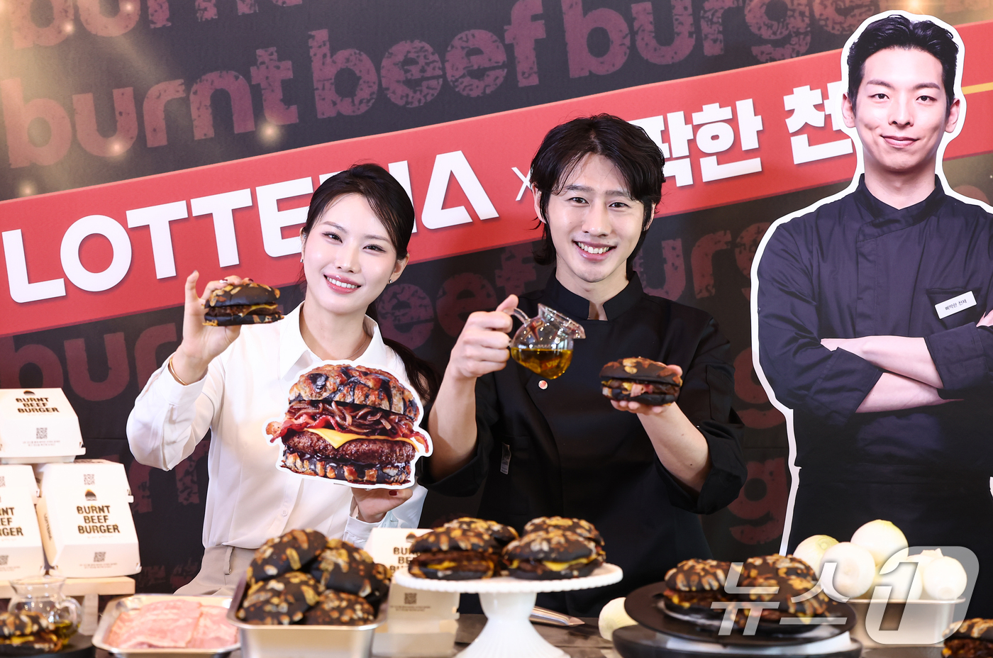 (서울=뉴스1) 김도우 기자 = 17일 서울 용산구 롯데리아 숙대입구역점에서 모델들이 롯데리아와 이찬양 셰프가 협업해 출시한 번트 비프버거를 소개하고 있다. 2026.4.17/뉴스 …