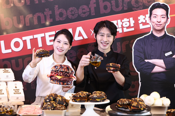 롯데리아, '삐딱한 천재' 협업 번트 비프버거 출시