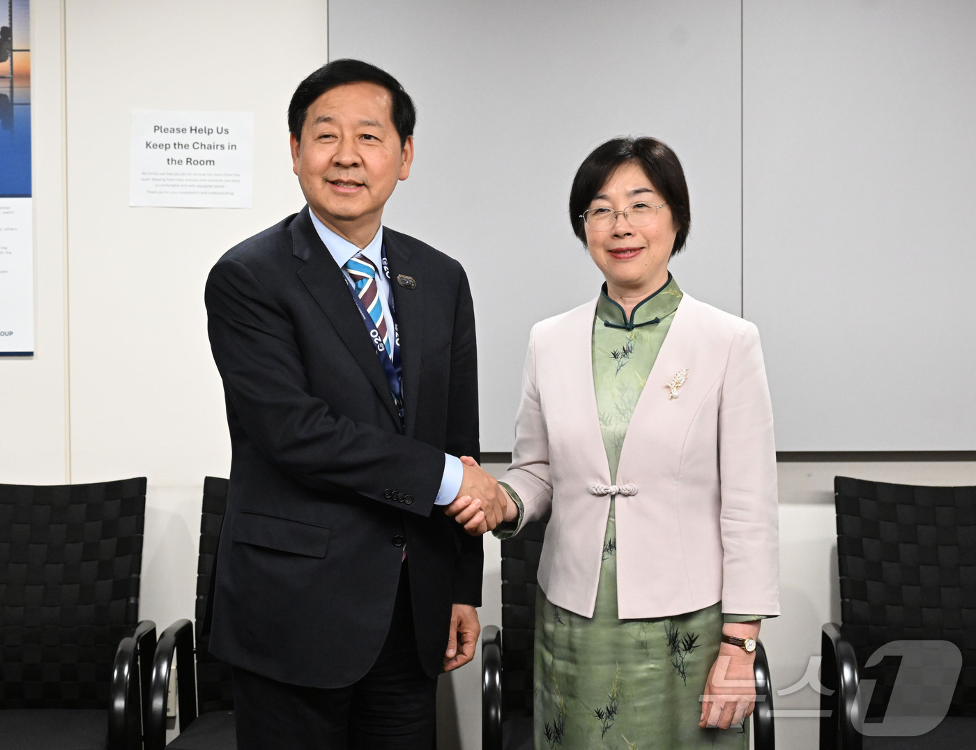 (서울=뉴스1) = 구윤철 부총리 겸 재정경제부 장관이 16일(현지시간) 미국 워싱턴D.C 세계은행(WB)에서 쩌우 자이 아시아인프라투자은행(AIIB) 총재와 기념촬영을 하고있다. …