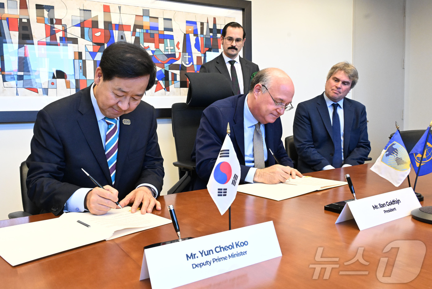 (서울=뉴스1) = 구윤철 부총리 겸 재정경제부 장관이 16일(현지시간) 미국 워싱턴D.C 세계은행(WB)에서 일랑 고우드파잉 미주개발은행(IDB) 총재와 면담에 앞서 중남미 AI …