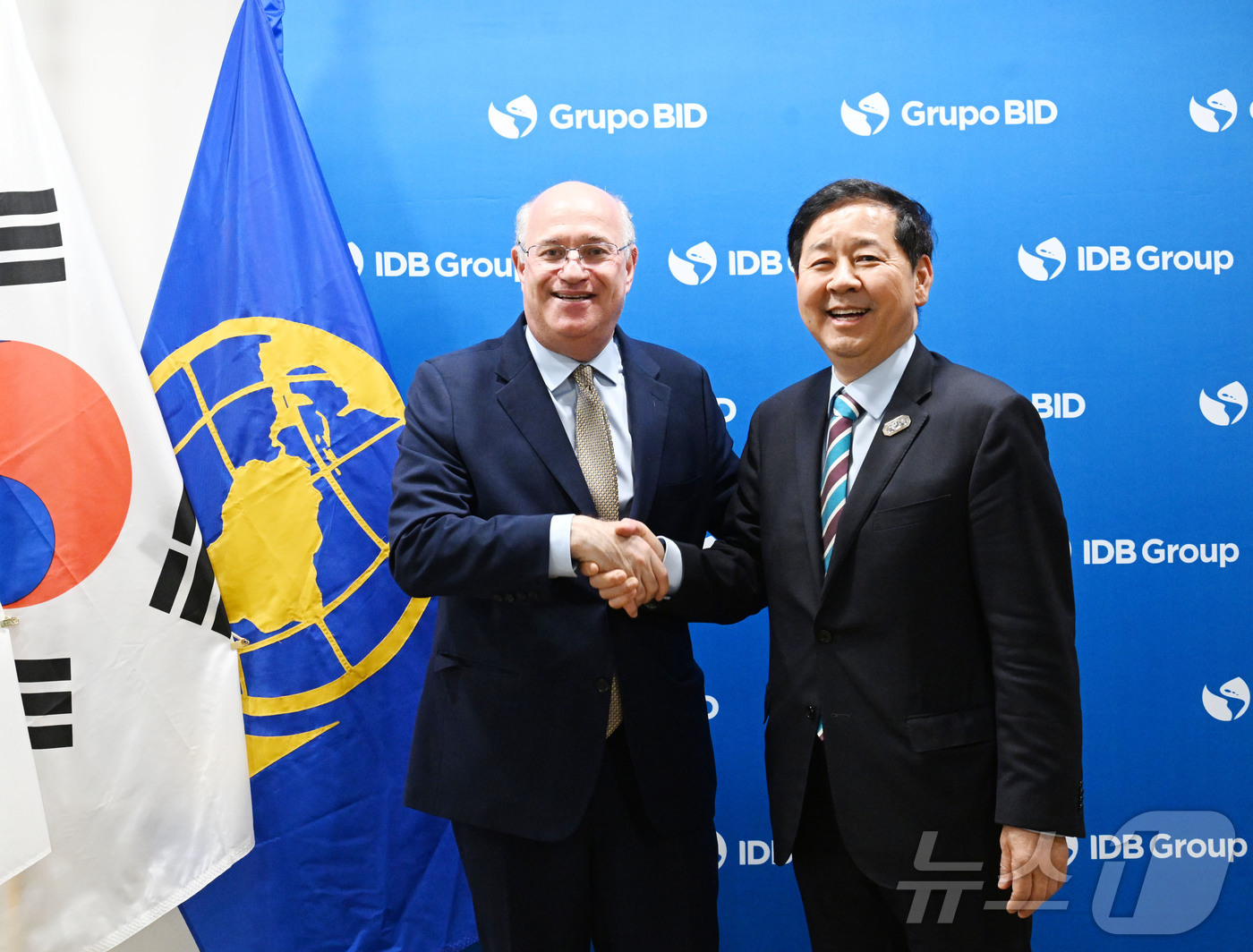 (서울=뉴스1) = 구윤철 부총리 겸 재정경제부 장관이 16일(현지시간) 미국 워싱턴D.C 세계은행(WB)에서 일랑 고우드파잉 미주개발은행(IDB) 총재와 기념촬영을 하고있다. ( …