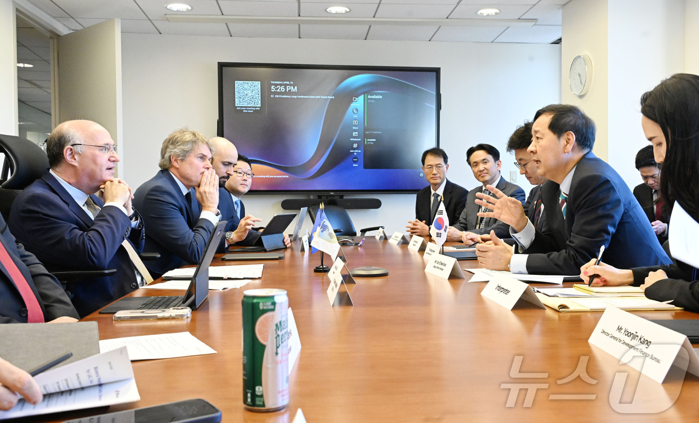 (서울=뉴스1) = 구윤철 부총리 겸 재정경제부 장관이 16일(현지시간) 미국 워싱턴D.C 세계은행(WB)에서 일랑 고우드파잉 미주개발은행(IDB) 총재와 면담을 하고 있다. (재 …