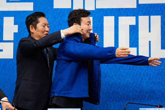 전태진 변호사 당 점퍼 입혀주는 정청래 대표