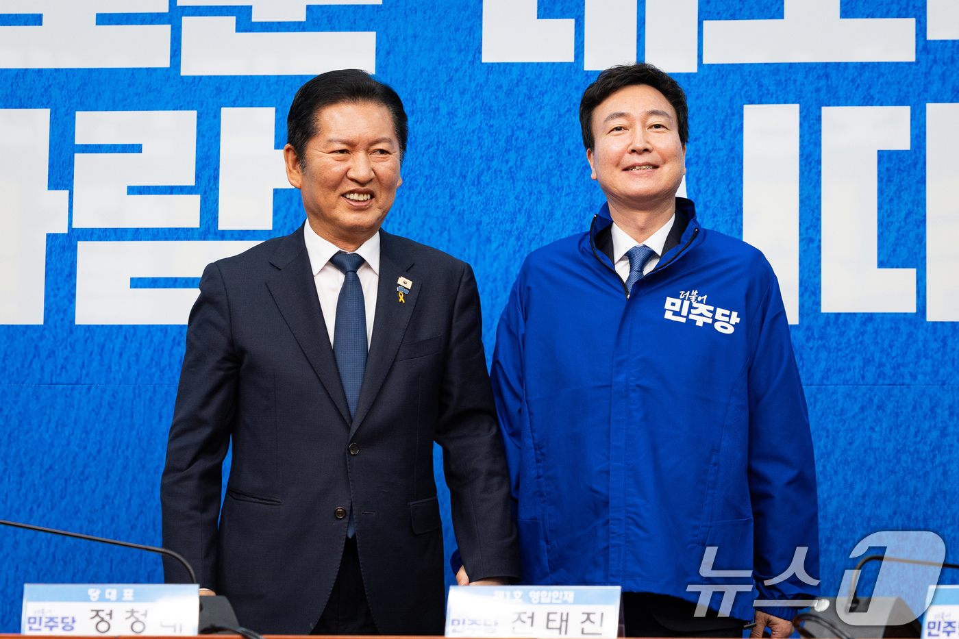 (서울=뉴스1) 유승관 기자 = 정청래 더불어민주당 대표가 17일 서울 여의도 국회에서 열린 제1차 인재영입식에서 전태진 변호사에게 당 점퍼를 입혀준 후 기념 촬영을 하고 있다. …