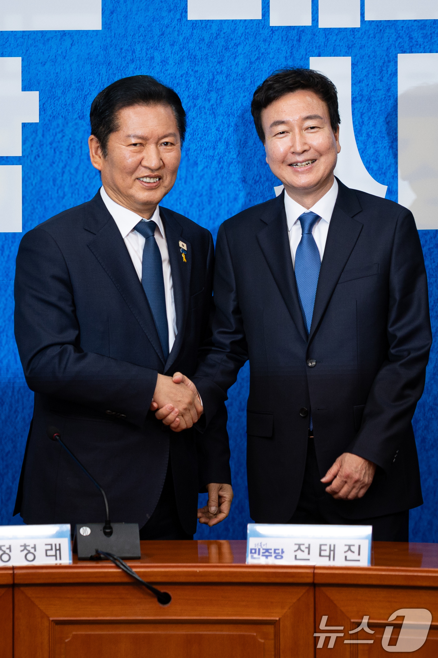 (서울=뉴스1) 유승관 기자 = 정청래 더불어민주당 대표가 17일 서울 여의도 국회에서 열린 제1차 인재영입식에서 전태진 변호사와 기념 촬영을 하고 있다. 민주당은 6·3 지방선거 …