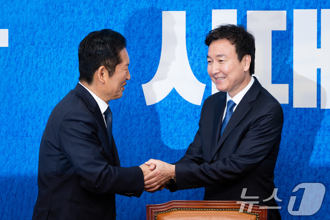 (서울=뉴스1) 유승관 기자 = 정청래 더불어민주당 대표가 17일 서울 여의도 국회에서 열린 제1차 인재영입식에서 전태진 변호사와 인사를 나누고 있다. 민주당은 6·3 지방선거와 …