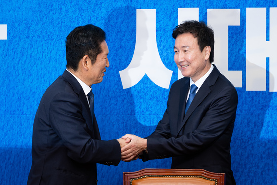 정청래 대표 손 잡는 전태진 변호사