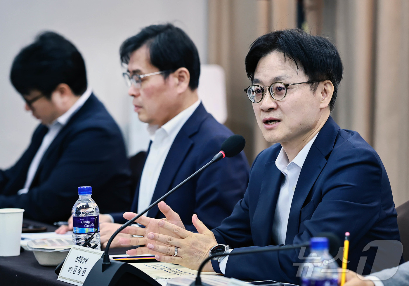 (서울=뉴스1) = 김정관 산업통상부 장관이 17일 오전 충북 청주 세종시티 오송호텔에서 열린 제1차 산업단지 AX 분과회의에서 인사말을 하고 있다. (산업통상부 제공. 재판매 및 …