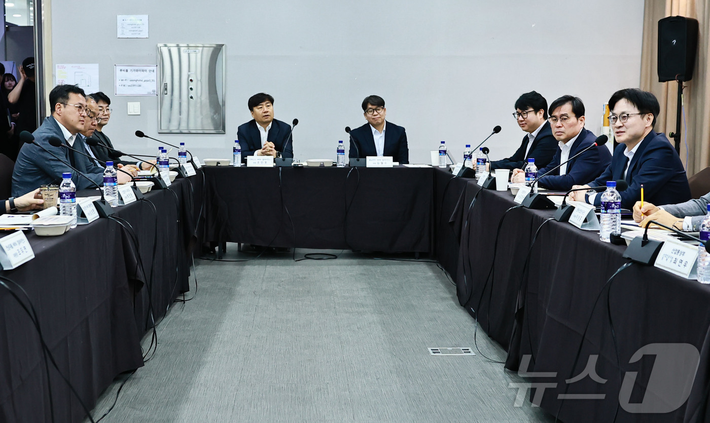 (서울=뉴스1) = 김정관 산업통상부 장관이 17일 오전 충북 청주 세종시티 오송호텔에서 열린 제1차 산업단지 AX 분과회의를 주재 하고 있다. (산업통상부 제공. 재판매 및 DB …