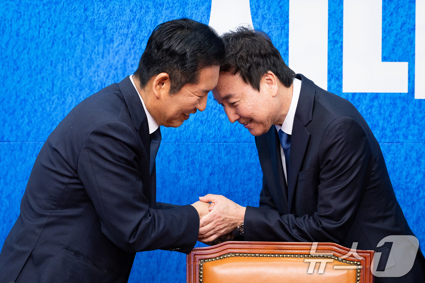 (서울=뉴스1) 유승관 기자 = 정청래 더불어민주당 대표가 17일 서울 여의도 국회에서 열린 제1차 인재영입식에서 전태진 변호사와 인사를 나누고 있다. 민주당은 6·3 지방선거와 …