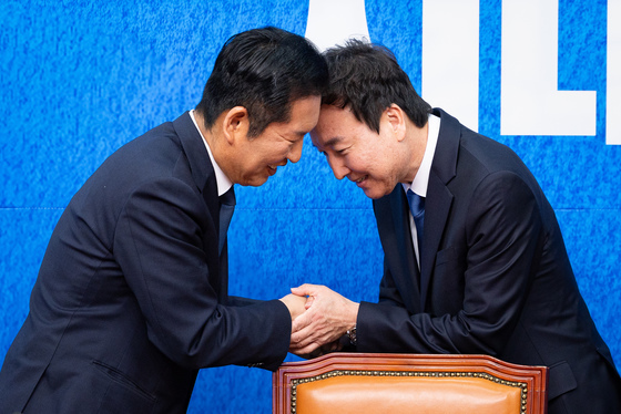 인재영입 1호, 전태진 변호사와 인사하는 정청래 대표