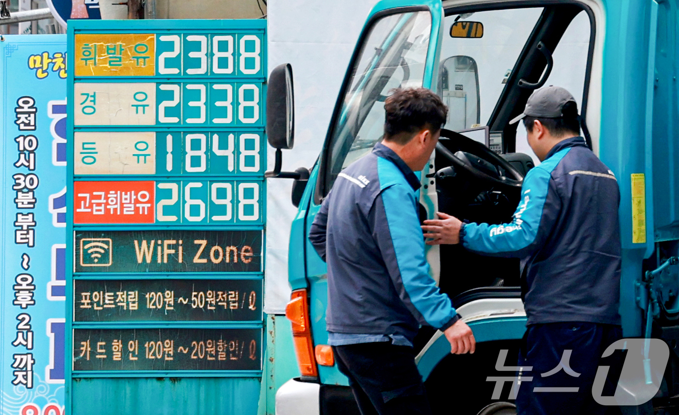 (서울=뉴스1) 이호윤 기자 = 국제유가의 상승으로 전국 주유소 휘발유·경유 평균가격이 2000원대 돌파를 눈앞에 둔 17일 서울 시내의 한 주유소에서 관계자들이 유류차를 점검하고 …