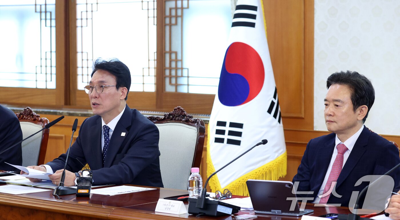 본문 이미지 - 김민석 국무총리가 17일 오전 서울 종로구 세종대로 정부서울청사에서 열린 마약류 대응 관계장관회의에서 모두 발언을 하고 있다. 2026.4.17 ⓒ 뉴스1 김명섭 기자
