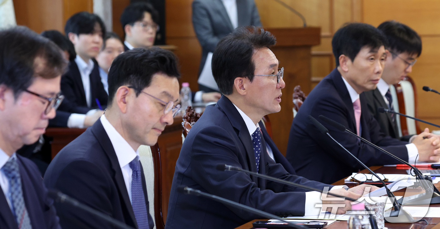 (서울=뉴스1) 김명섭 기자 = 김민석 국무총리가 17일 오전 서울  종로구 세종대로 정부서울청사에서 열린 마약류 대응 관계장관회의에서 모두 발언을 하고 있다.  2026.4.17 …