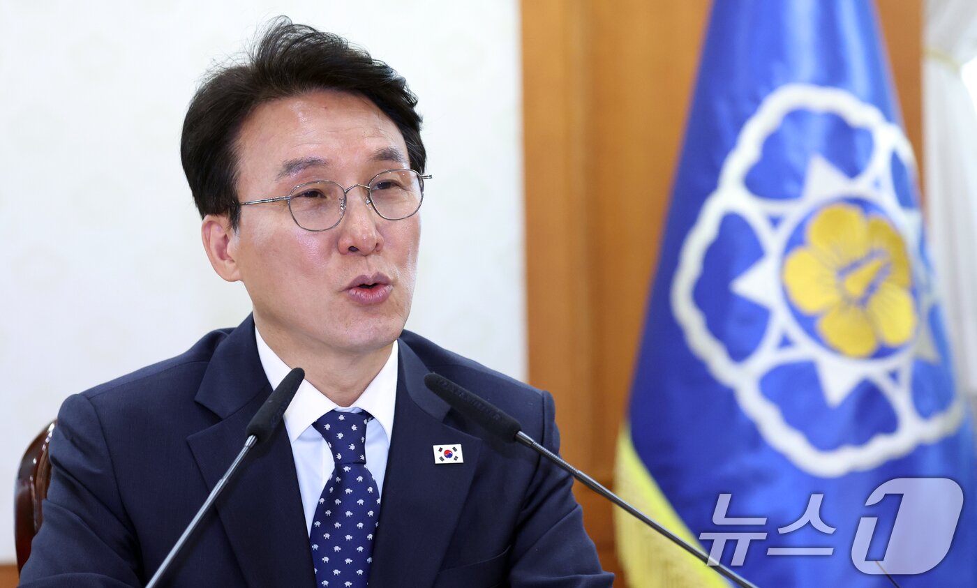 본문 이미지 - 김민석 국무총리가 17일 오전 서울 종로구 세종대로 정부서울청사에서 열린 마약류 대응 관계장관회의에서 모두 발언을 하고 있다. 2026.4.17 ⓒ 뉴스1 김명섭 기자