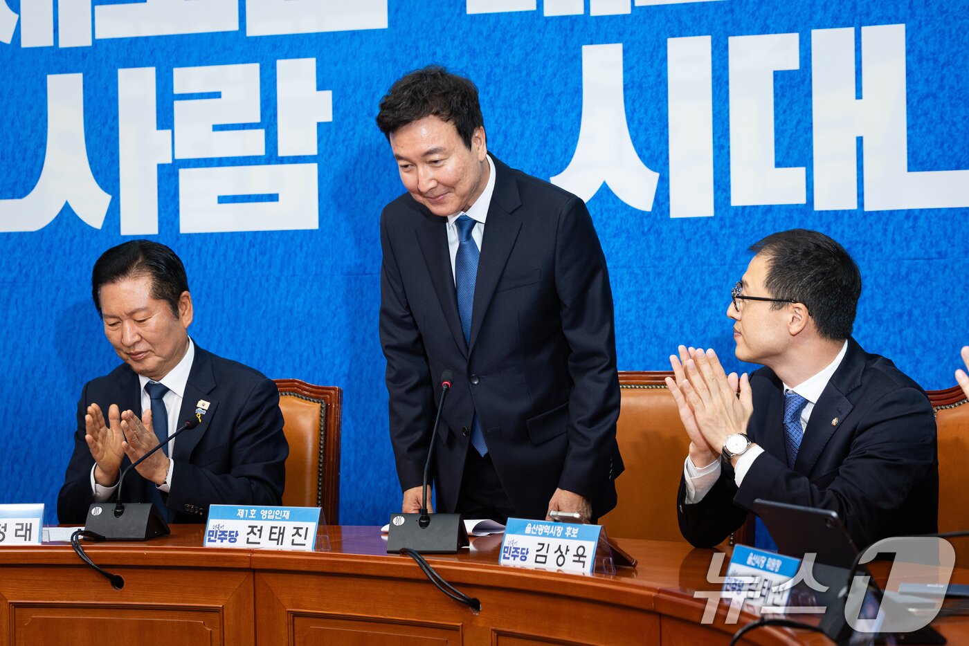 본문 이미지 - 더불어민주당 6.3 지방선거 인재영입 1호 전태진 변호사가 17일 서울 여의도 국회에서 열린 제1차 인재영입식에서 인사를 하고 있다.  2026.4.17 ⓒ 뉴스1 유승관 기자