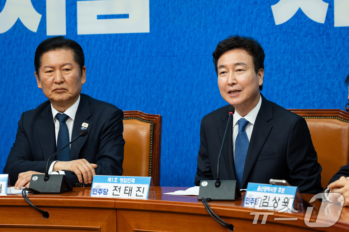 (서울=뉴스1) 유승관 기자 = 더불어민주당 6.3 지방선거 인재영입 1호 전태진 변호사가 17일 서울 여의도 국회에서 열린 제1차 인재영입식에서 인사말을 하고 있다.민주당은 6· …