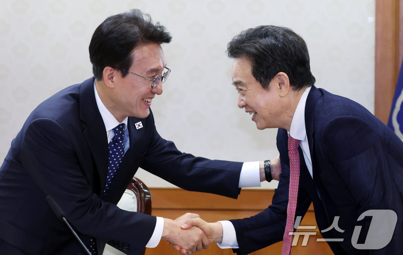 (서울=뉴스1) 김명섭 기자 = 김민석 국무총리가 17일 오전 서울  종로구 세종대로 정부서울청사에서 열린 마약류 대응 관계장관회의에서 남경필 (사)은구 대표와 인사를 하고 있다. …