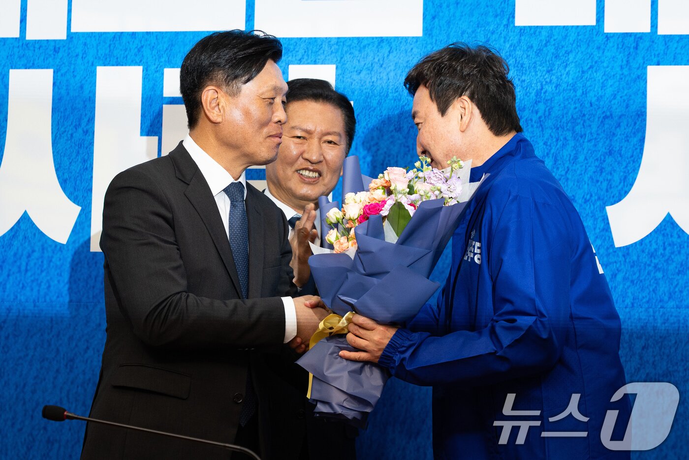 본문 이미지 - 조승래 더불어민주당 사무총장이 17일 서울 여의도 국회에서 열린 제1차 인재영입식에서 전태진 변호사에게 꽃다발을 전달하고 있다.  2026.4.17 ⓒ 뉴스1 유승관 기자