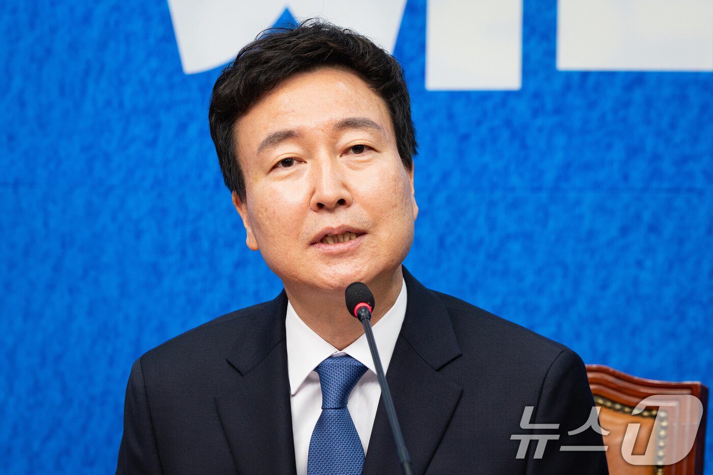 본문 이미지 - 더불어민주당 6.3 지방선거 인재영입 1호 전태진 변호사가 17일 서울 여의도 국회에서 열린 제1차 인재영입식에서 인사말을 하고 있다.  2026.4.17 ⓒ 뉴스1 유승관 기자