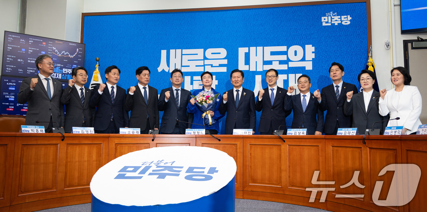 (서울=뉴스1) 유승관 기자 = 정청래 더불어민주당 대표와 전태진 변호사를 비롯한 참석자들이 17일 서울 여의도 국회에서 열린 제1차 인재영입식에서 기념 촬영을 하고 있다.민주당은 …