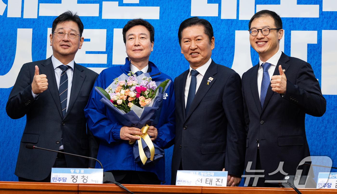 (서울=뉴스1) 유승관 기자 = 정청래 더불어민주당 대표가 17일 서울 여의도 국회에서 열린 제1차 인재영입식에서 전태진 변호사와 기념 촬영을 하고 있다. 왼쪽부터 김태선 울산시당 …