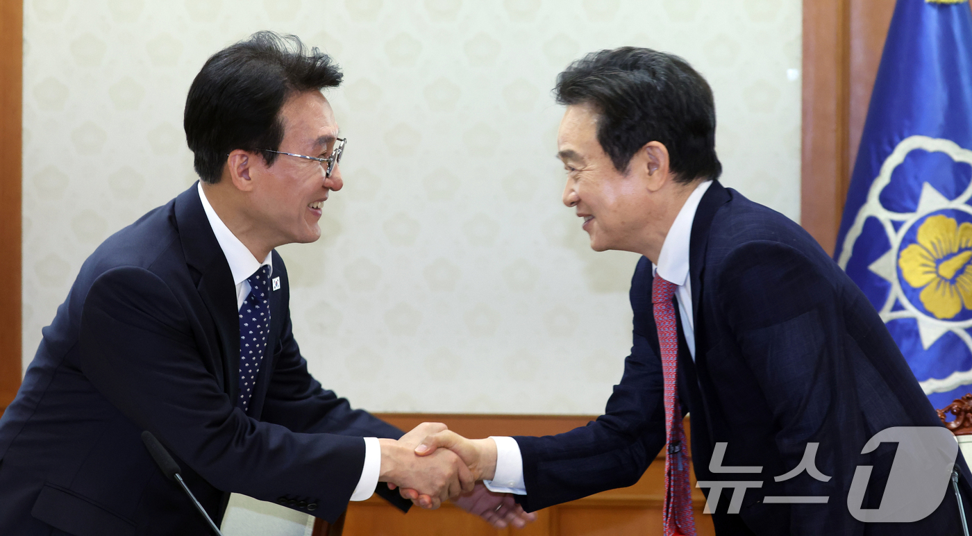 (서울=뉴스1) 김명섭 기자 = 김민석 국무총리가 17일 오전 서울  종로구 세종대로 정부서울청사에서 열린 마약류 대응 관계장관회의에서 남경필 (사)은구 대표와 인사를 하고 있다. …