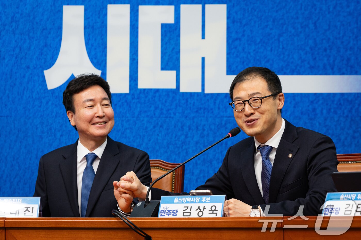 본문 이미지 - 김상욱 더불어민주당 울산시장 예비후보가 17일 서울 여의도 국회에서 열린 제1차 인재영입식에서 모두 발언을 하고 있다. 민주당은 6·3 지방선거와 함께 치러지는 재보궐선거의 1호 영입인재로 전태진 변호사를 영입했다. 전 변호사는 당 울산시장 예비후보로 출마하는 김상욱 의원의 지역구인 울산 남갑에 나설 전망이다. 2026.4.17 ⓒ 뉴스1 유승관 기자