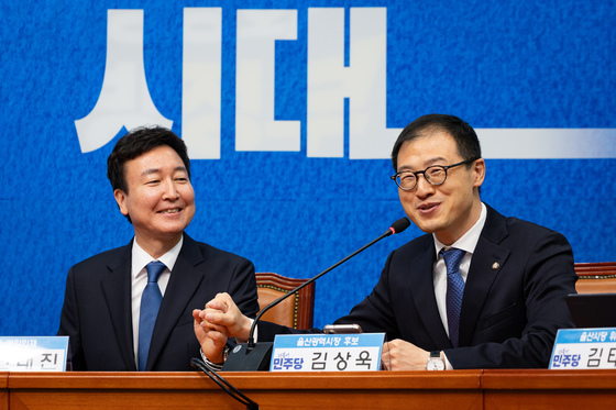 전태진 변호사 손 꼭 잡은 김상욱 울산시장 예비후보