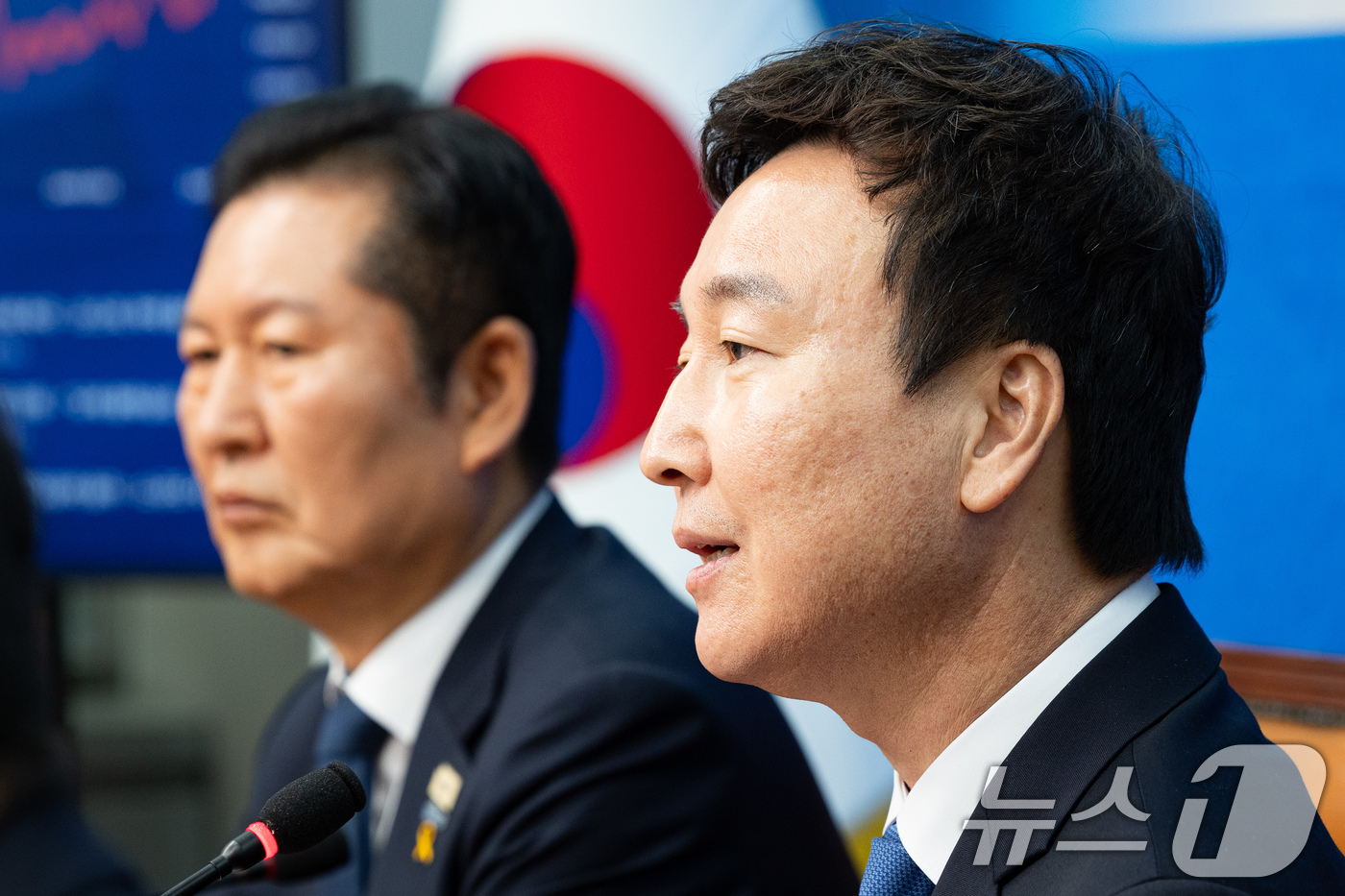 (서울=뉴스1) 유승관 기자 = 더불어민주당 6.3 지방선거 인재영입 1호 전태진 변호사가 17일 서울 여의도 국회에서 열린 제1차 인재영입식에서 인사말을 하고 있다.민주당은 6· …