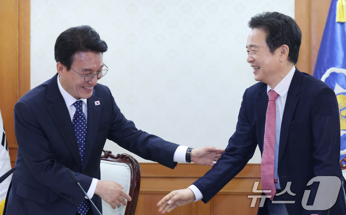 (서울=뉴스1) 김명섭 기자 = 김민석 국무총리가 17일 오전 서울  종로구 세종대로 정부서울청사에서 열린 마약류 대응 관계장관회의에서 남경필 (사)은구 대표와 인사를 하고 있다. …