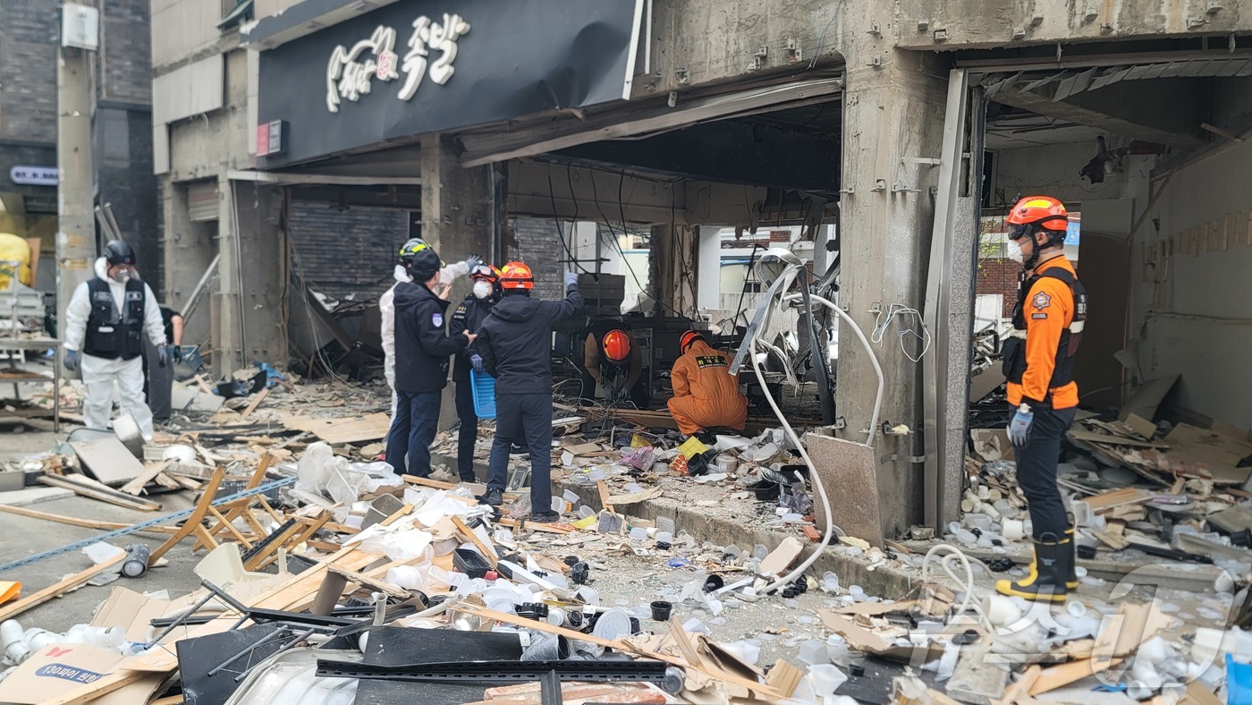 (청주=뉴스1) 임양규 기자 = 경찰·소방·국립과학수사연구원·한국가스안전공사 관계자들이 17일 오전 충북 청주 가스폭발 사고 원인 규명을 위한 2차 합동감식을 하고 있다. 앞서 사 …