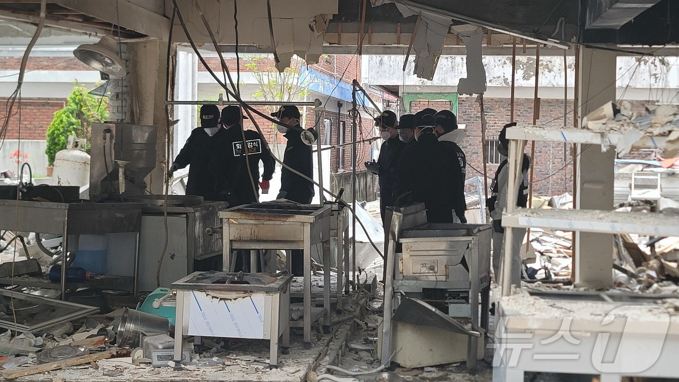 (청주=뉴스1) 임양규 기자 = 경찰·소방·국립과학수사연구원·한국가스안전공사 관계자들이 17일 오전 충북 청주 가스폭발 사고 원인 규명을 위한 2차 합동감식을 하고 있다. 앞서 사 …