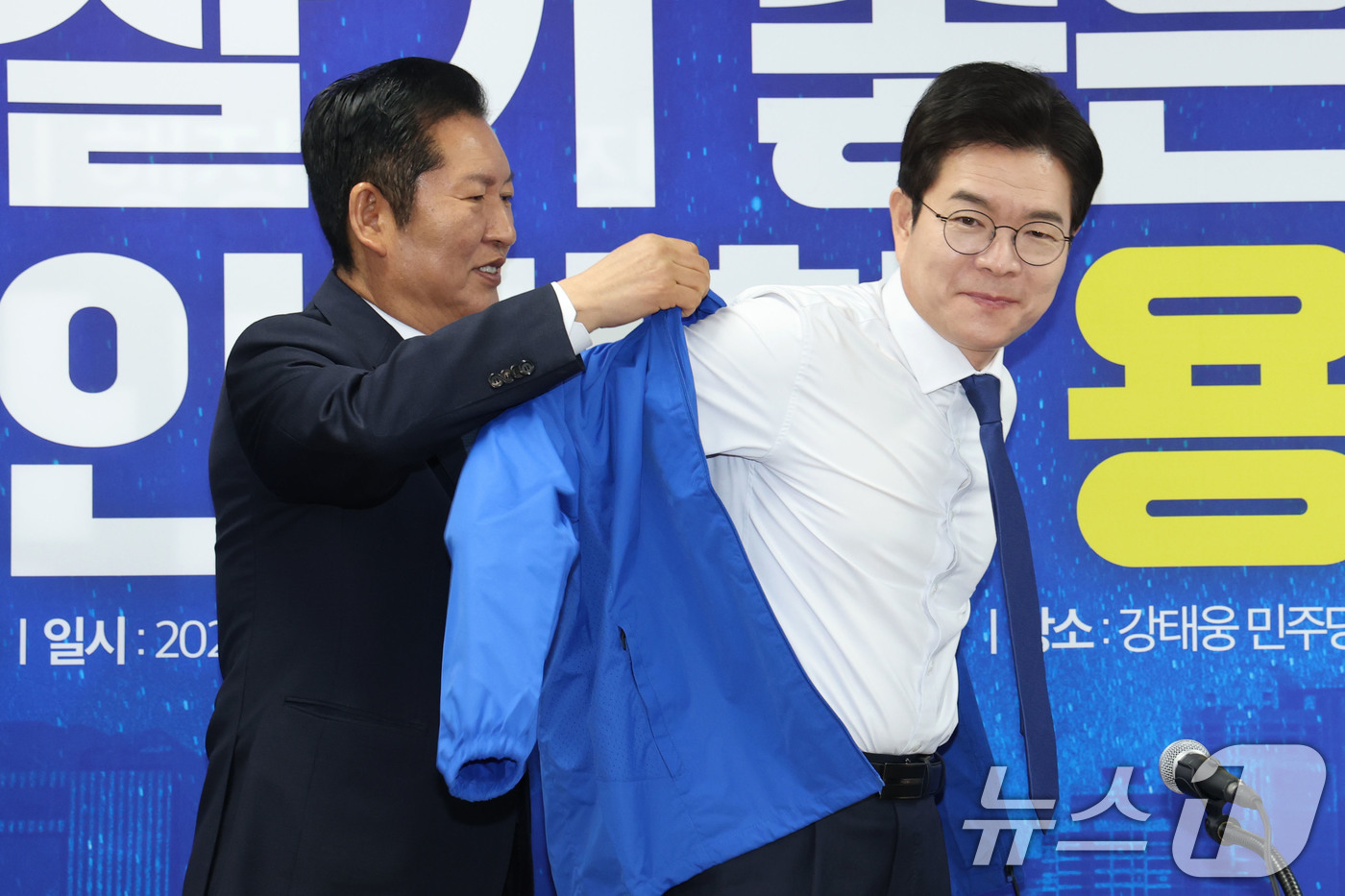 (서울=뉴스1) 이광호 기자 = 정청래 더불어민주당 대표가 17일 오전 서울 용산구 강태웅 용산구청장 후보 사무소에서 열린 현장 최고위원회의에서 정원오 서울시장 후보에게 당 점퍼를 …